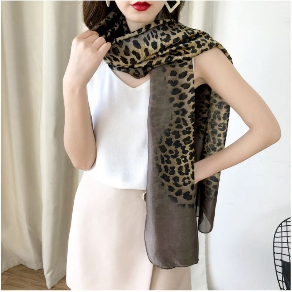 GORGEOUS LEOPARD PRINT SCARF WRAP NWT - Picture 4 of 5